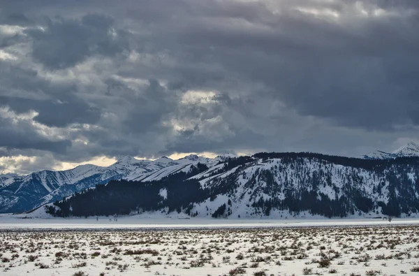Güzel Kar Dağlarının Üzerindeki Bulutların Manzarası — Stok fotoğraf