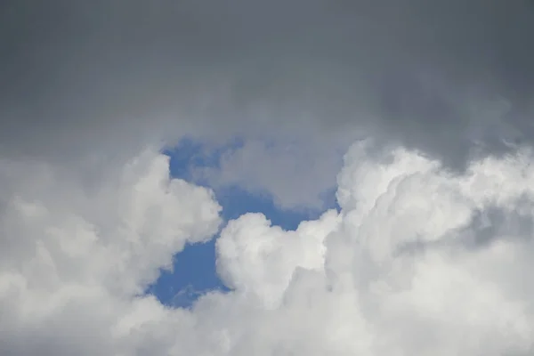 Awan Berat Langit Biru Pada Hari Hujan — Stok Foto