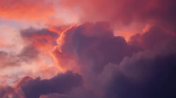 Yoğun Dramatik Bulut Manzarası Bulutlar Farklı Tonlarda Parlıyor Pembe Morumsu — Stok fotoğraf