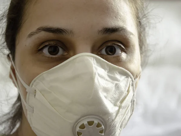 Primer Plano Una Mujer Brasileña Con Una Máscara Blanca Sobre — Foto de Stock