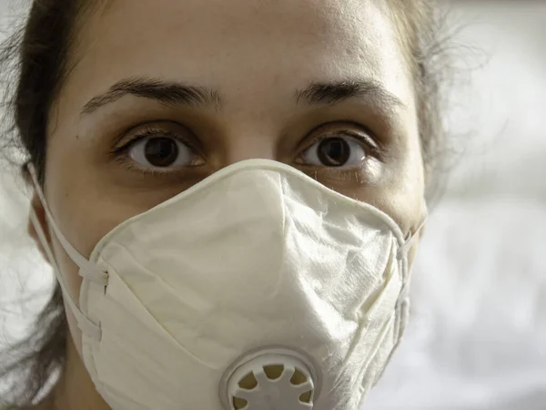 Primer Plano Una Mujer Brasileña Con Una Máscara Blanca Sobre —  Fotos de Stock