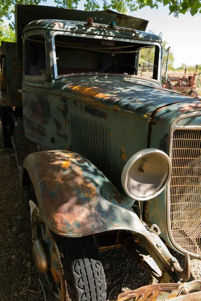 Vertical Shot Old Rusty Vintage Car Sunny Farm Shadows Leaves — Stock Photo, Image