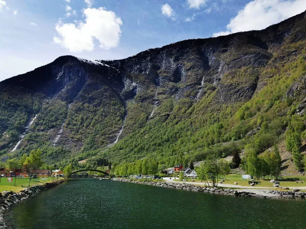 挪威弗拉姆村湖景照片挪威弗拉姆村的一个湖景 四周环绕着高山和岸上的房屋 — 图库照片