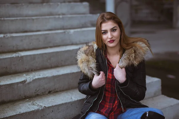 Een Jonge Vrouw Met Blond Haar Een Jas Trap — Stockfoto