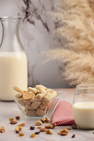 Vertikal Närbild Skott Gourmet Skål Med Spannmål Och Glasburk Mjölk — Stockfoto