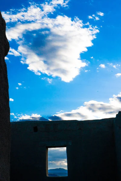Egy Függőleges Lövés Egy Fényes Égboltról Felhőkkel Egy Tető Nélküli — Stock Fotó