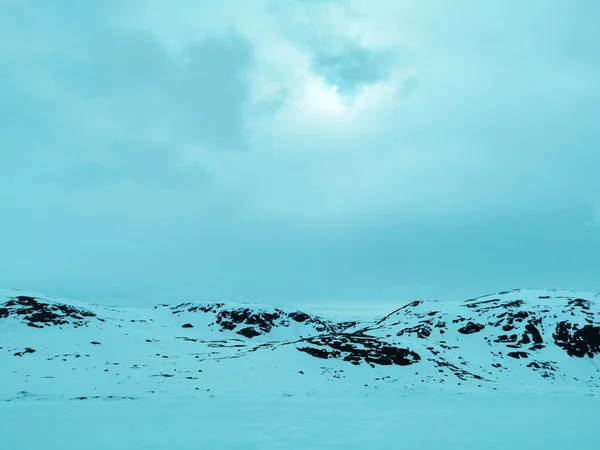 Snowy Góra Viken Norwegia Przed Polem Wiosnę — Zdjęcie stockowe