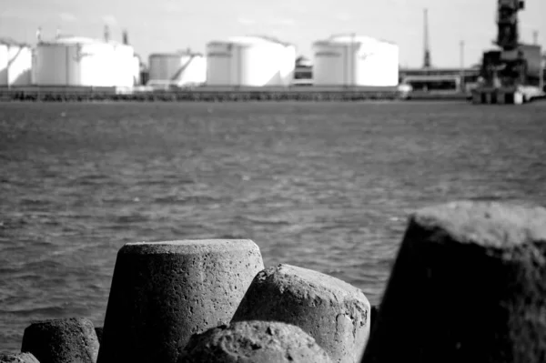 Graysc Tiro Mar Com Uma Paisagem Industrial Fundo — Fotografia de Stock