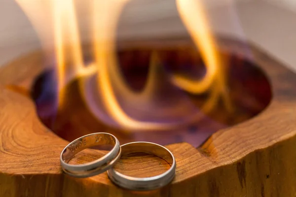 Ein Selektiver Fokus Von Eheringen Der Nähe Eines Feuers — Stockfoto