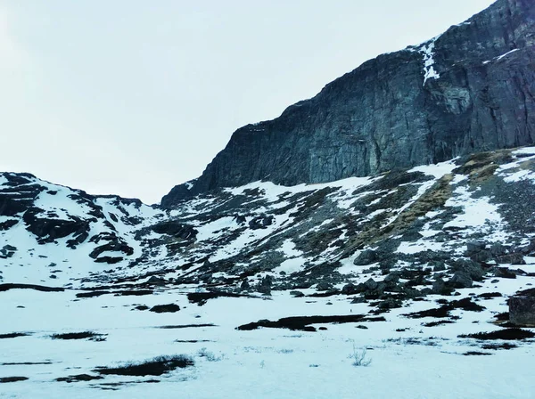 Снежная Гора Викене Норвегия Перед Полем Весной — стоковое фото