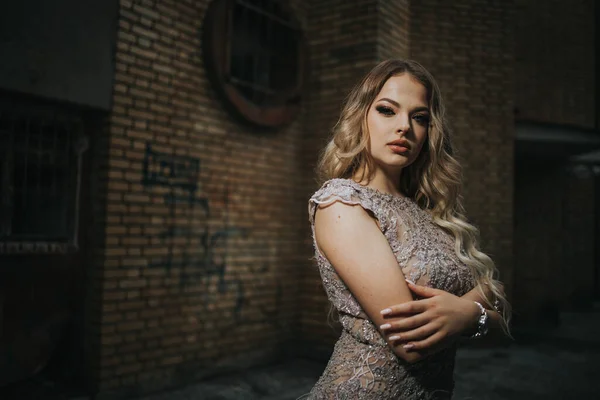 Uma Mulher Atraente Vestido Noite Cabelos Loiros Maquiagem Posando Perto — Fotografia de Stock