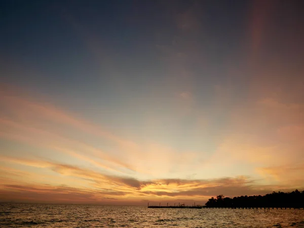 Живописный Вид Тонкие Облака Красивом Закате Над Бурным Морем — стоковое фото
