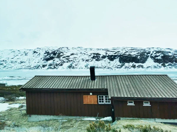 Une Maison Village Face Lac Gelé Viken Norvège Entourée Montagnes — Photo