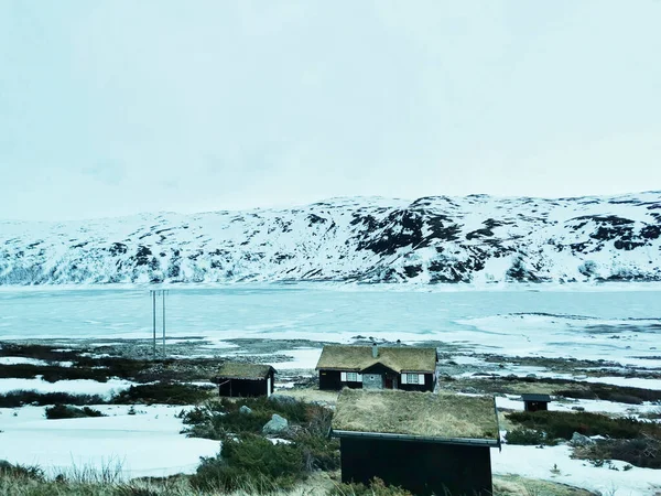 Pintoresco Plano Lago Congelado Viken Noruega Rodeado Montañas Casas Pueblo — Foto de Stock