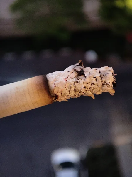 Egy Közeli Felvétel Egy Füstölt Cigarettáról — Stock Fotó