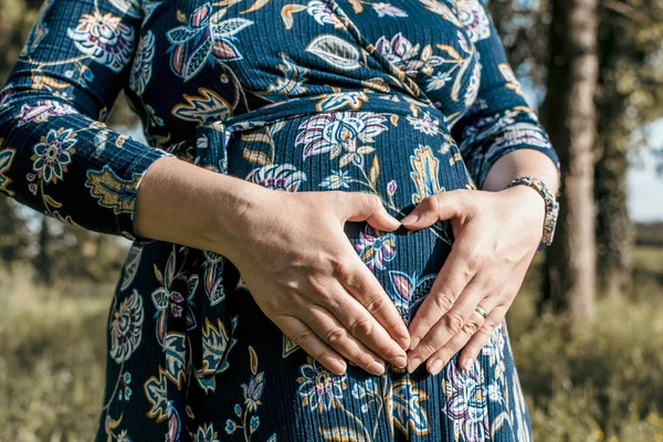 妊娠中のお腹の上に手の形をした妊婦の写真 — ストック写真