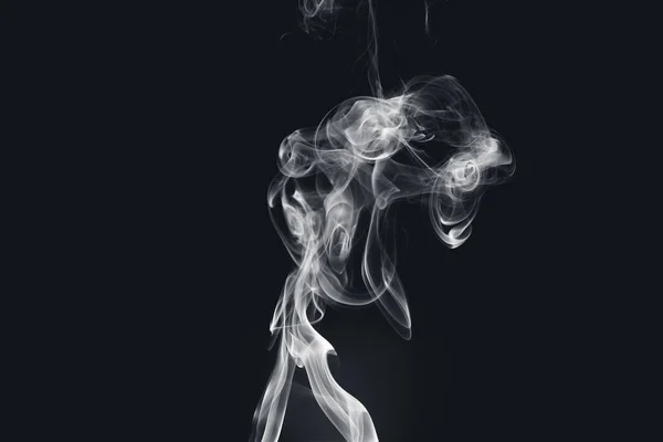 黒い背景に煙の美しい景色 — ストック写真
