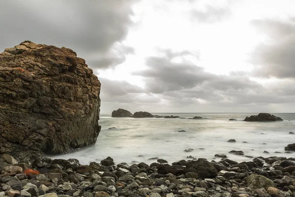 Belo Tiro Uma Costa Rochosa Dia Sombrio — Fotografia de Stock