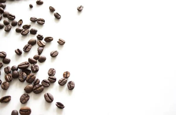 Egy Halom Pörkölt Kávébab Tetején Fehér Felületen — Stock Fotó