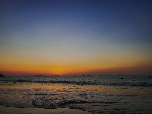Una Vista Impresionante Una Puesta Sol Escénica Una Playa Arena — Foto de Stock