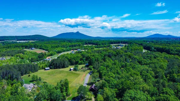 Een Loodsberg Sauratown Mountains Aan Horizon Boven Het Platteland Van — Stockfoto