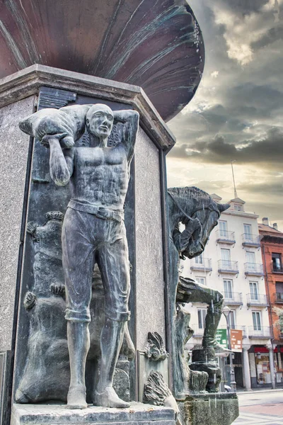 Colpo Verticale Statua Operaia Che Trasporta Sacco Golden Valladolid Fountain — Foto Stock