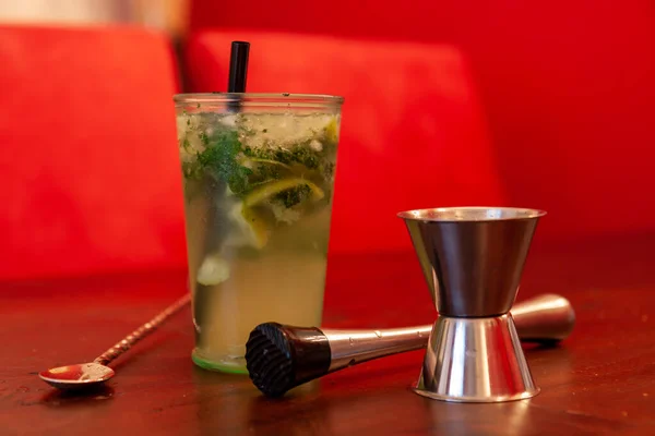 Gros Plan Cocktail Mojito Jigger Cuillère Brouilleur Sur Table — Photo