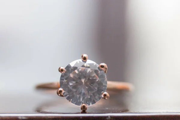 Egy Közeli Felvétel Egy Arany Gyémánt Gyűrűről — Stock Fotó