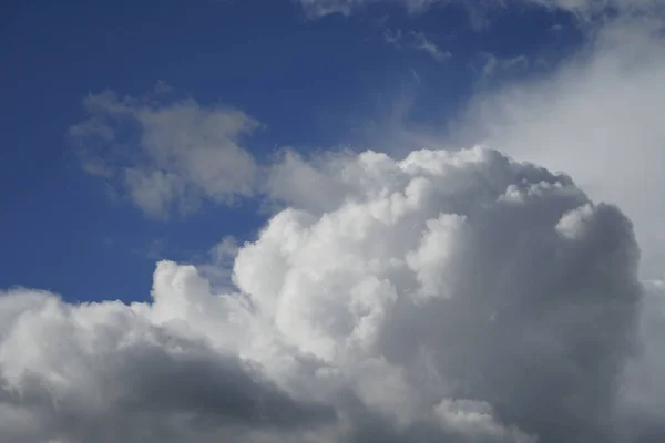 Awan Berat Langit Biru Pada Hari Hujan — Stok Foto