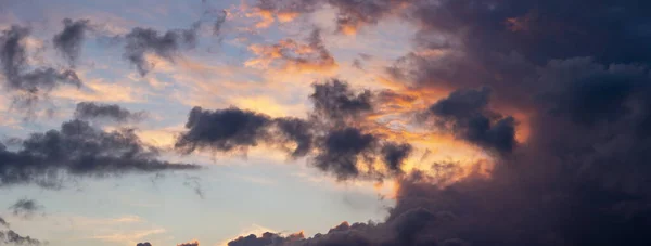 夕阳西下 乌云密布 蔚蓝的天空映衬着橙色的红色 — 图库照片