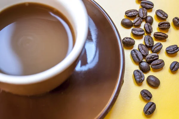 Tiro Ângulo Alto Uma Xícara Café Quente Grãos Café Torrados — Fotografia de Stock