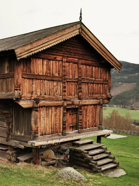 Een Houten Huis Midden Het Veld Uvdal Noorwegen Omgeven Door — Stockfoto