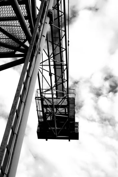 Tiro Escala Cinza Vertical Elemento Guindaste Construção Aço Céu Nublado — Fotografia de Stock
