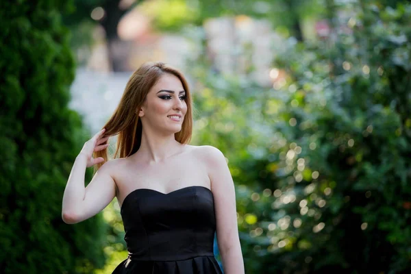 Retrato Uma Elegante Mulher Caucasiana Vestido Preto Sem Alças — Fotografia de Stock