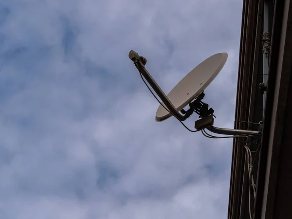 Een Lage Hoek Opname Van Een Satelliet Schotel Een Gebouw — Stockfoto