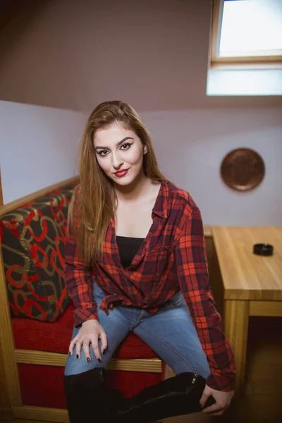 Una Joven Con Una Camisa Roja Lápiz Labial Sonriendo Mirando —  Fotos de Stock