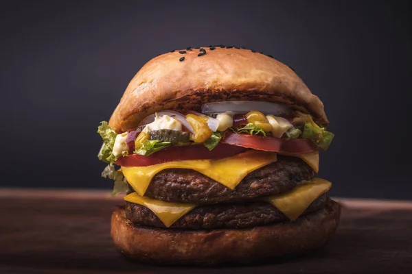 Egy Közeli Kép Egy Friss Dupla Sajtburgerről Zöldségekkel Egy Deszkán — Stock Fotó
