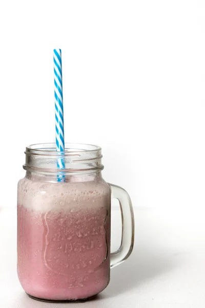 Eine Nahaufnahme Des Erfrischenden Süßen Und Kalten Erdbeer Smoothies Glas — Stockfoto