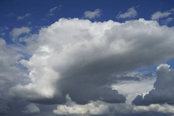 Pemandangan Awan Tebal Langit Biru — Stok Foto