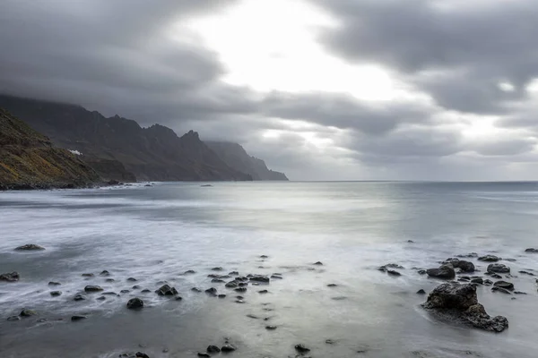 在阴郁的一天 一张美丽的岩石海岸的照片 — 图库照片