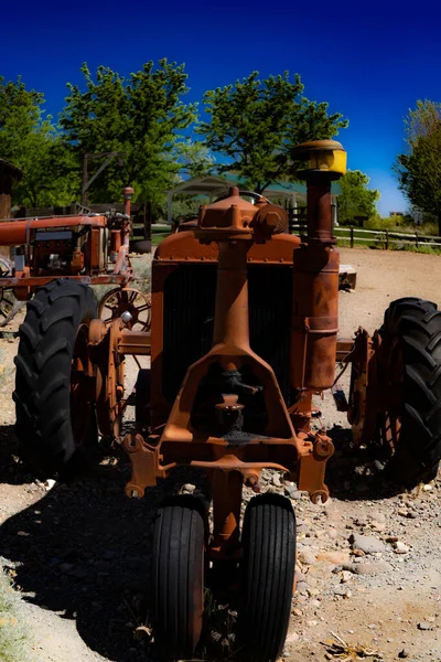 Vertikální Záběr Traktoru Slunném Poli Stromy Kočárem Pozadí — Stock fotografie