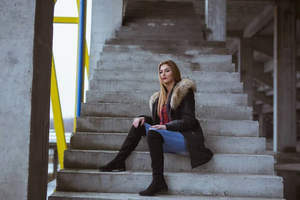 Una Joven Con Pelo Rubio Usando Abrigo Sentado Las Escaleras —  Fotos de Stock