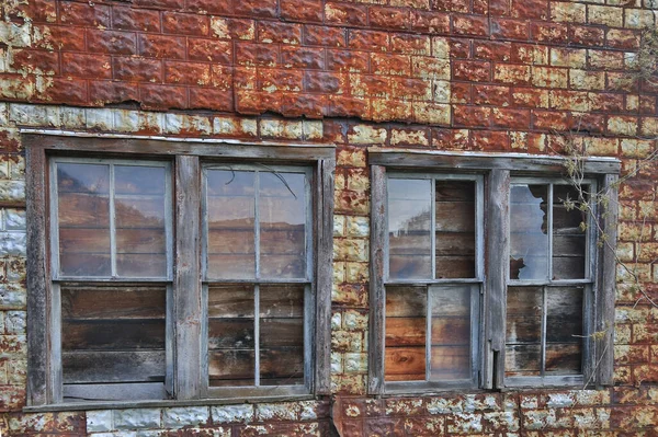 Ein Rostender Metallbau Mit Kaputten Fenstern — Stockfoto