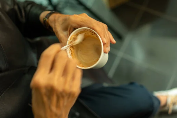 Ένα Άτομο Που Πίνει Καφέ Εσπρέσο Από Ένα Πλαστικό Κύπελλο — Φωτογραφία Αρχείου
