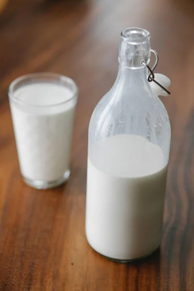 Eine Vertikale Aufnahme Eines Glases Milch Der Nähe Der Flasche — Stockfoto