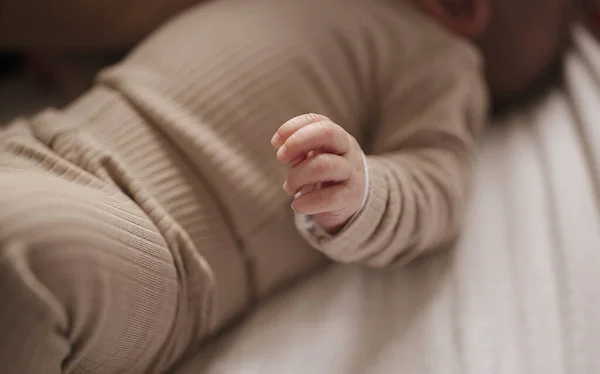 Ένα Αξιολάτρευτο Νεογέννητο Μωρό Ξαπλωμένο Στο Κρεβάτι — Φωτογραφία Αρχείου