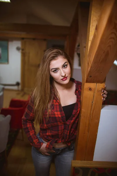 Una Joven Con Pelo Rubio Usando Una Camisa Roja Lápiz —  Fotos de Stock