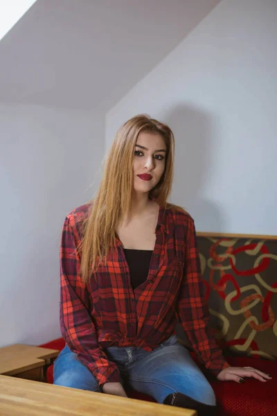 Tiro Vertical Uma Jovem Mulher Caucasiana Uma Camisa Flanela Sentado — Fotografia de Stock