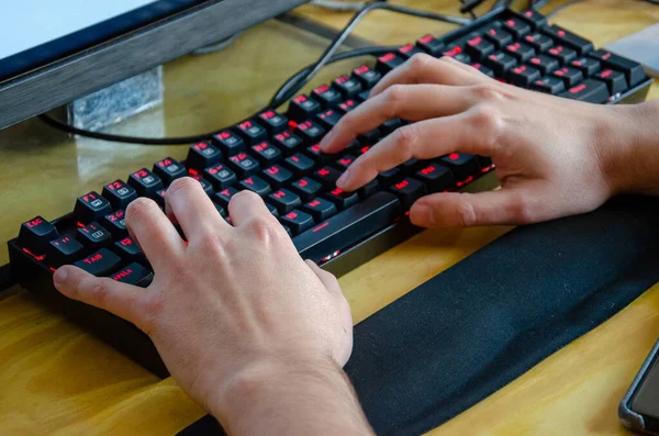 Een Close Shot Van Een Man Werkend Met Een Toetsenbord — Stockfoto