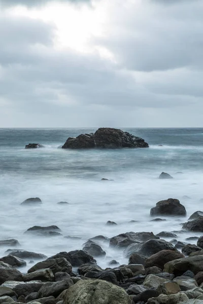 Plan Vertical Rivage Rocheux Avec Une Mer Qui Coule — Photo